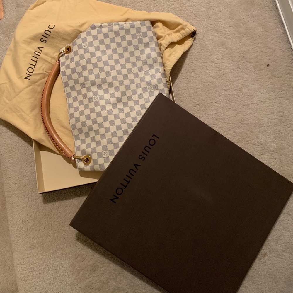 Louis Vuitton Artsy MM Bag